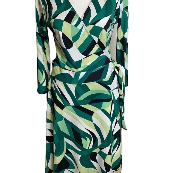 NEW York and company wrap dress size medium. - Picture 6 of 10